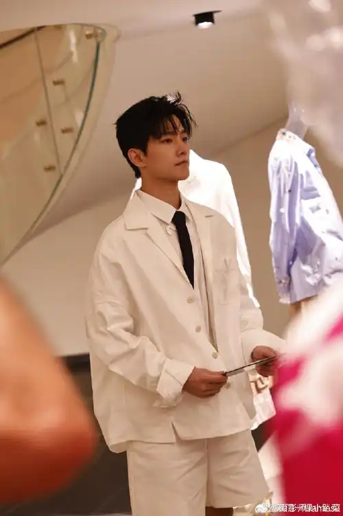 杨洋白色短裤##杨洋纯白上装#杨洋最新造型路透,纯白上衣搭配荷色