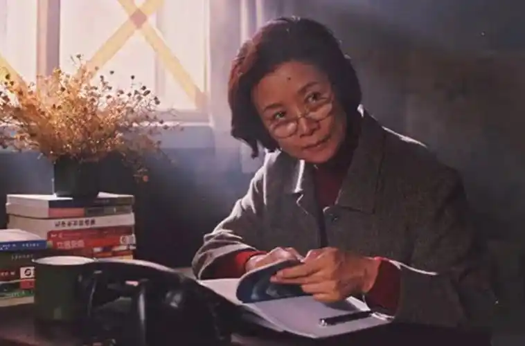 回顾吕中嫁给小学同学儿子是导演儿媳是影后女儿们是国家栋梁