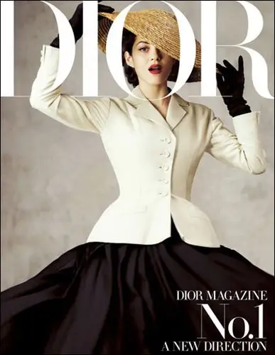 再度向出版领域发力,推出第一本独立纸质杂志《dior magazine》,封面