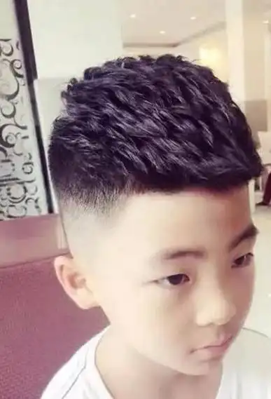 小男孩短头发剪桃心刘海发型男孩短头发无刘海流行发型男孩短头发两边