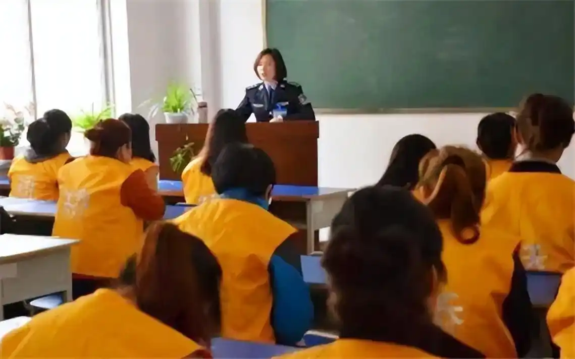 故事:青海小苏丽3岁被针缝嘴,5岁被虐死,母亲出狱后将其挫骨扬灰