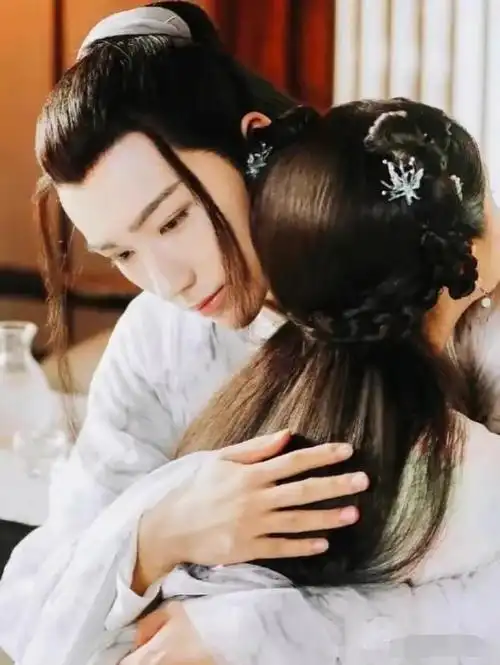 李宏毅摸赵露思内衣扣被骂咸猪手,随后李宏毅回应说很无聊!