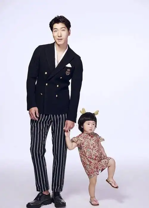 张亮与两岁女儿亲子时尚写真,画面温馨,网友问哥哥去哪了?