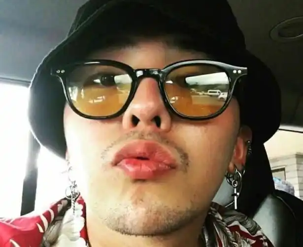 退伍后权志龙风格大变,又留胡须又抽烟,个性不羁尽显成熟男人味