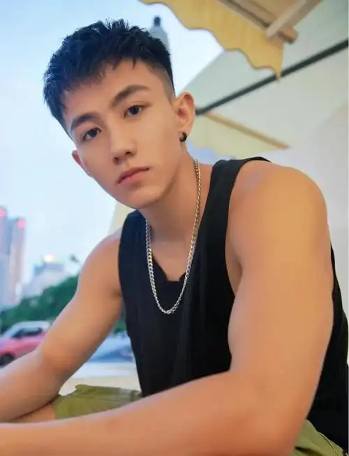 爱自拍的00后文艺大1小奶狗,帅气且身材姣好,小可爱有点甜哦!