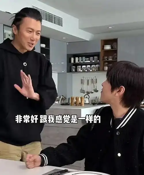 不过让人意外的是,只有谢霆锋和网红白冰两个人,助理都不见了踪影,也