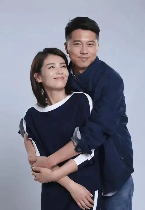 刘涛与老公罕见合体穿深色系衣服同框感觉年龄相差很多