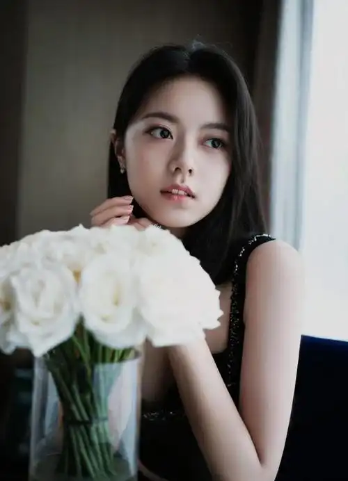 赵今麦这组知性温婉的写真丢分了?妆造和选片争议多,你怎么看?