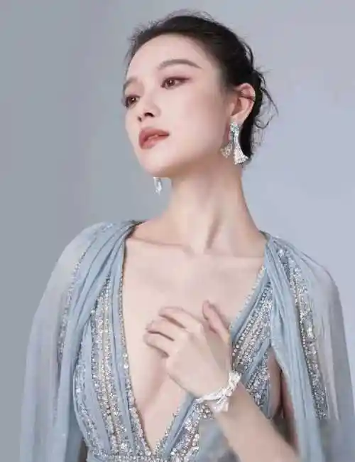 谁顶得住啊!倪妮37岁事业线身材性感爆棚