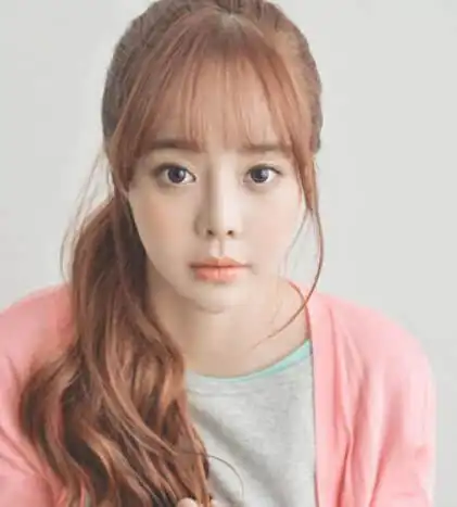 轻薄的空气感齐刘海,适合小脸型的女生,将后面的头发扎起来,搭在胸前