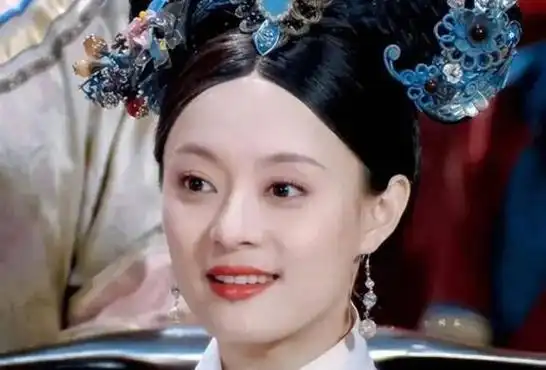 孙俪这次的妆容着实抢眼,使她清澈明亮的眼睛和洁白的牙齿更加吸引人