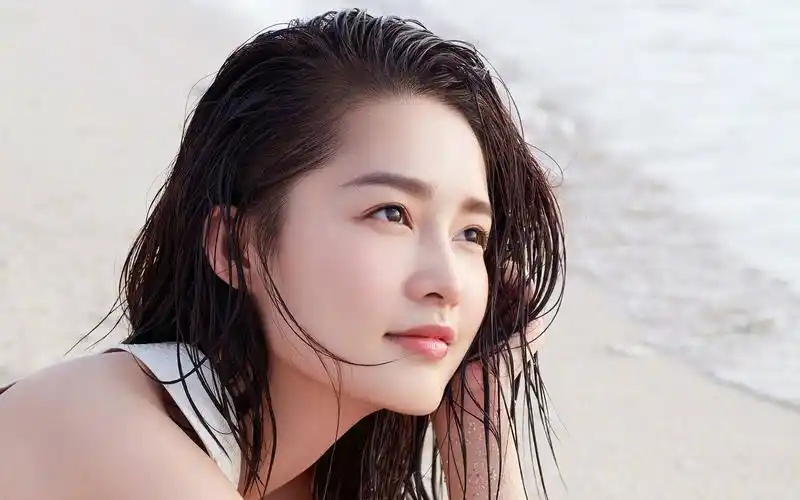 李沁海边仙气唯美高清桌面壁纸