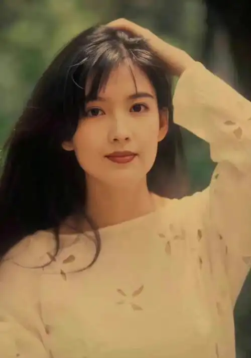 她是20世纪90年代香港流行乐坛真正具有代表性的女歌手之一.