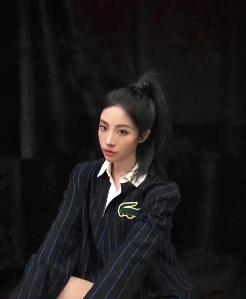 喻言很喜欢走帅气风,就算是穿上学院风十足的西装外套,也能被她穿出帅