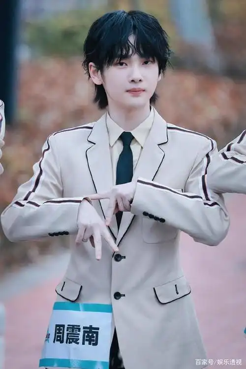 r1se录解散团综,11人同行时翟潇闻落后,周震南等成员举动惹泪目