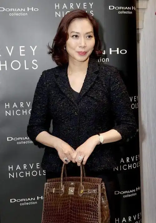 58岁的邝美云状态真好穿黑色西装配蛇皮包贵妇气质谁不爱