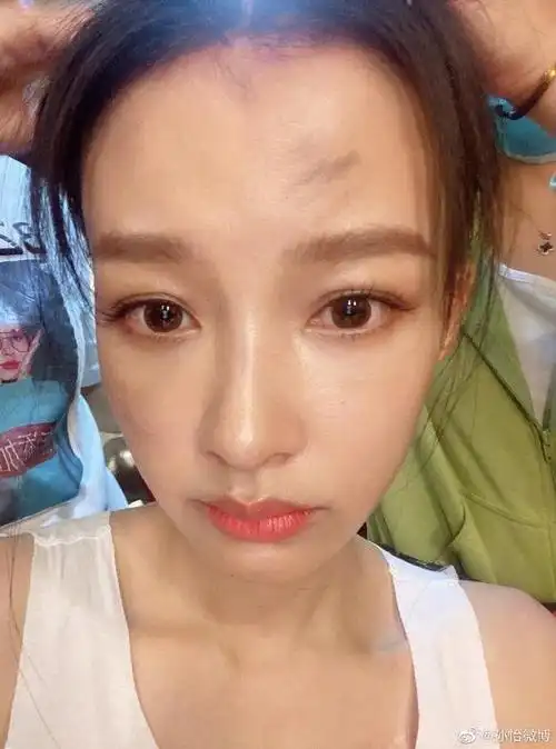 "照片里,孙怡穿着白色无袖上衣,锁骨明显,但脸上却有些脏脏的东西,看