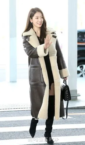 《阿尔罕布拉宫的回忆》朴信惠机场巧穿搭:羊皮机车外套配高跟长靴