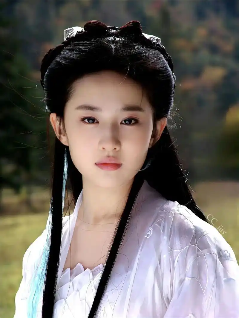 刘亦菲|古装写真.她披着一袭轻纱般的白衣,犹似身在烟中雾里, - 抖音