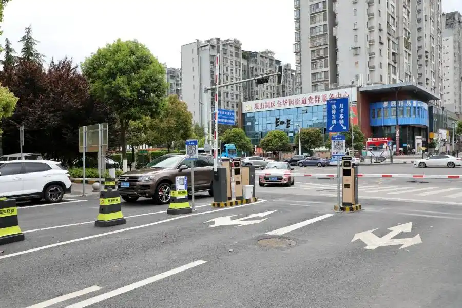 一圈两场三改破解停车难观山湖区这个露天停车场正式投用