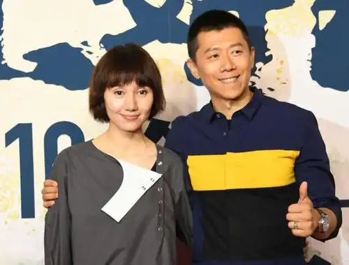 原创41岁的袁泉和老公现身机场9岁女儿双腿修长情侣装很显眼