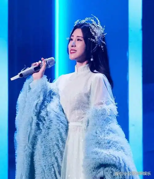 标题:张碧晨演唱会情绪爆棚,全新形象惊艳观众