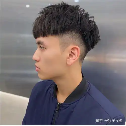 今夏流行的锅盖头发型和以往的锅盖头发型还是有区别的,传统锅盖头