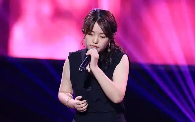 邢晗铭夺冠《中国好声音》却争议连连,是实至名归还是