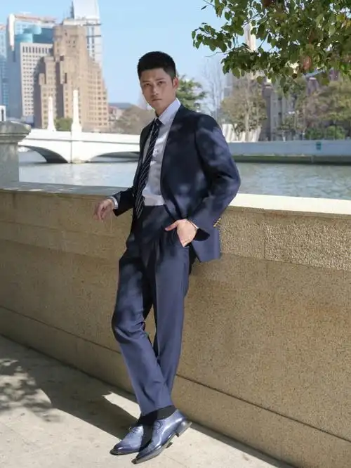 男士早春穿搭商务男西装加持职场看谁不服