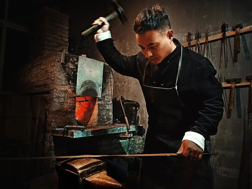 手艺人 #匠心匠人 #冷兵器 #纯手工打造 #手工锻打 # - 抖音