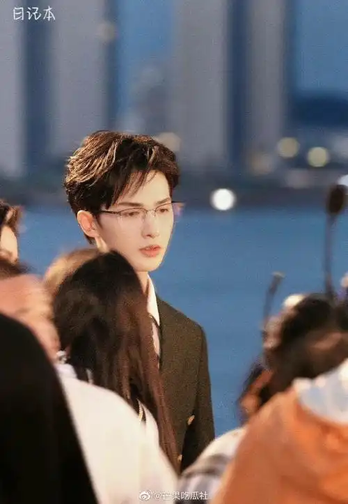 朱正廷新剧戴眼镜路透