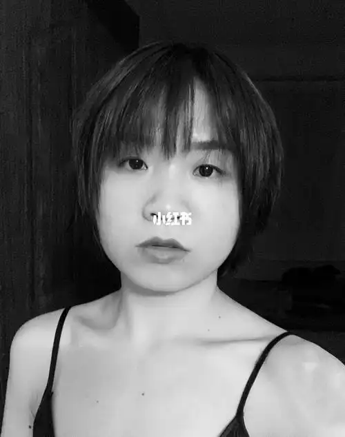 大圆脸下颌角宽,小眼睛塌鼻子,下巴短圆留了接近10年短发,一直想剪图