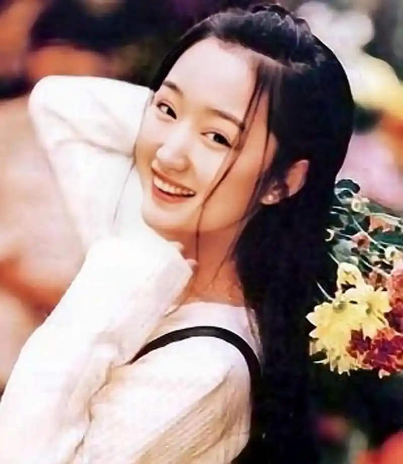 一组杨钰莹青春时照片,歌甜人美,这样的天然美女已经不会再有了~