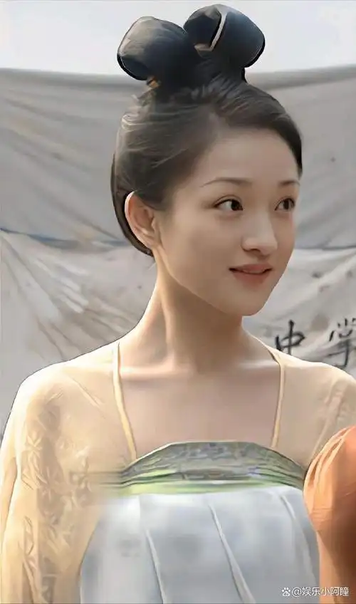 周迅虽然身材不高,却始终散发着一种与身高无关的优雅气质和强大气场.