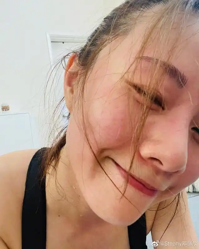 港星邓丽欣最新素颜照,粉丝们十分期待新电影《饭戏攻心》上映