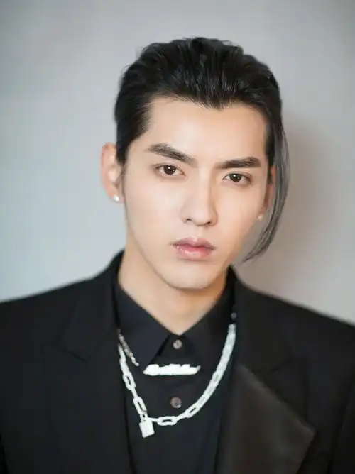 > 吴亦凡西服蓄发帅气写真图片(7/9)