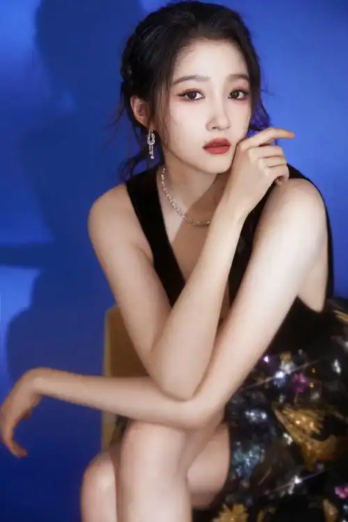 关晓彤开叉刺绣裙##微博视界大会##微博视界大会明星造型