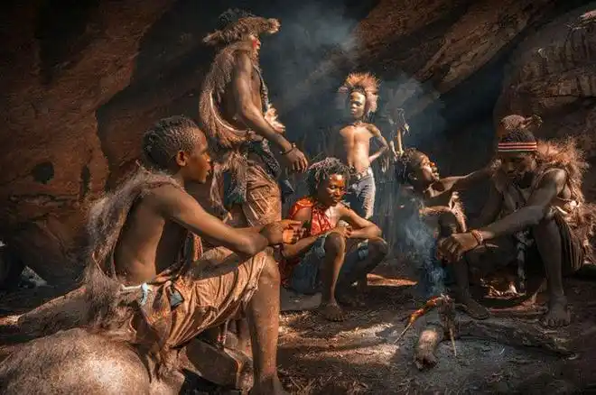 原始部落的女人可以强奸男性不穿衣服独立生存