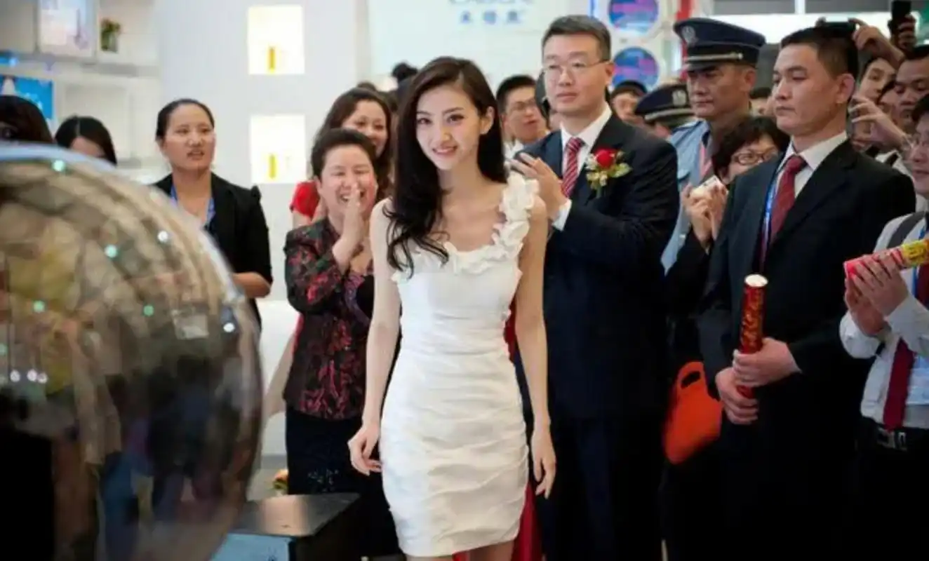 2004年,16岁的景甜与比她大19岁的路征展开了一段初恋.