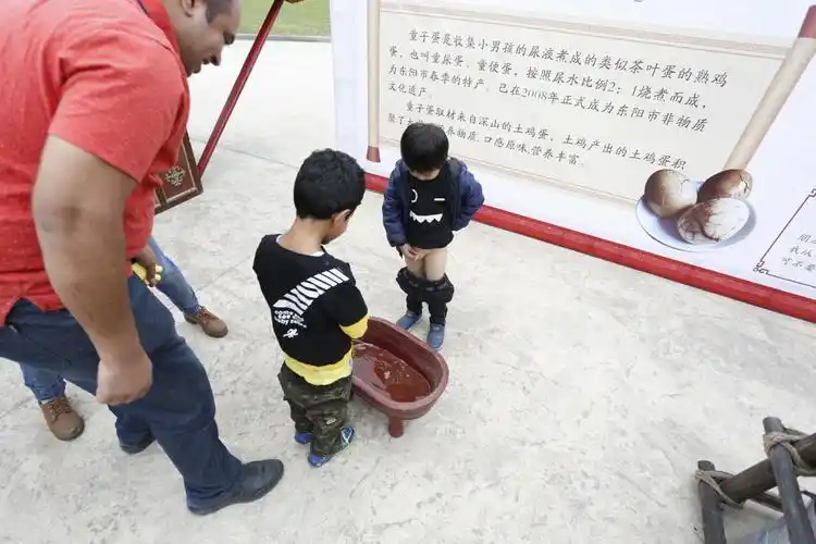 横店景区现场收集童子尿煮鸡蛋网友辣眼睛