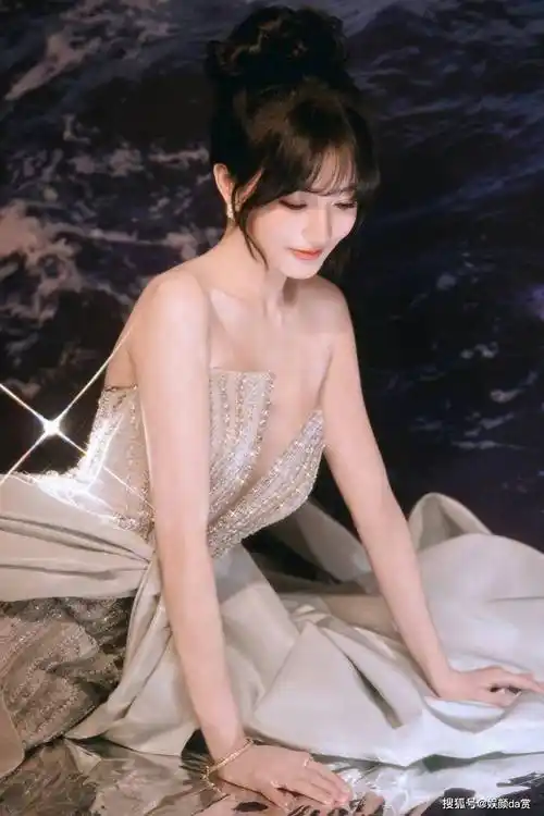 【徐璐唯美写真】亮银钻饰抹胸裙,甜美温婉,瑞丽伊人风尚造型_魅力