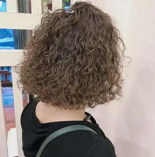 齐肩发选择满头卷的烫发方式:羊毛卷