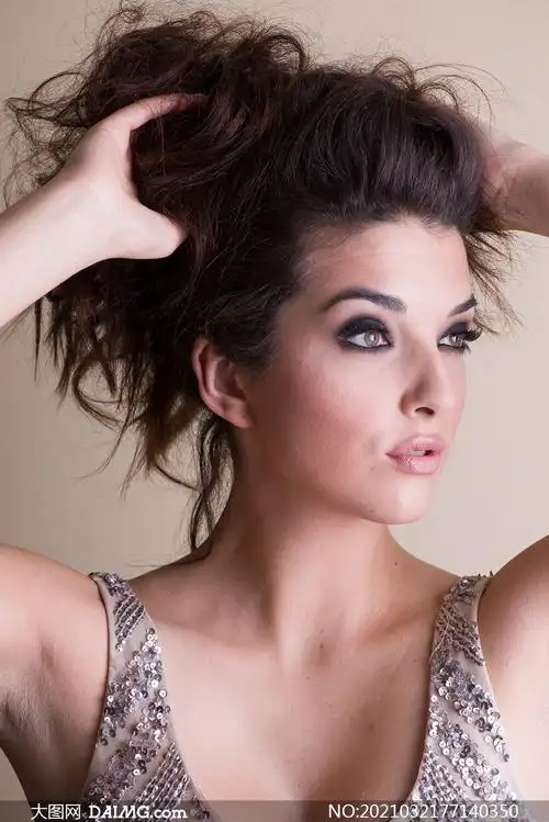 手抓着头发的妆容美女摄影原片素材