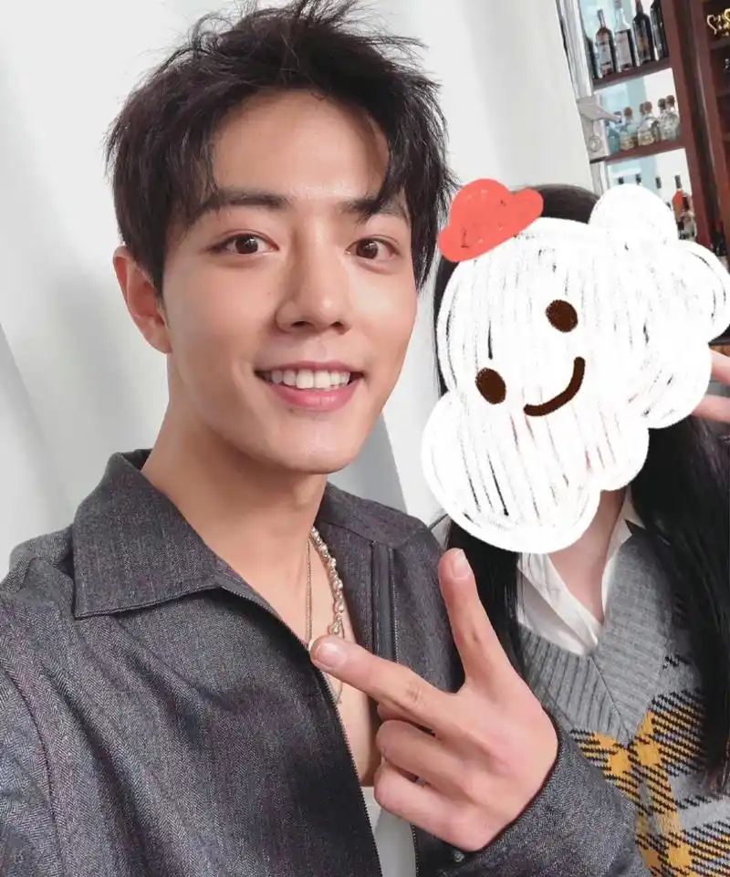 肖战拍照比耶#  比耶专业户[嘻嘻] 他真的好喜欢比耶[耶]