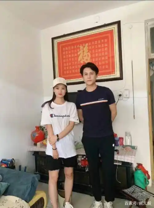 靳东回老家山东济宁逆生长变帅又瘦了和小女孩合影眼神温柔