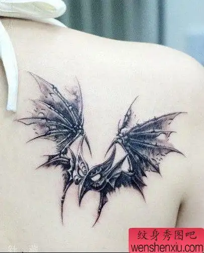 一幅肩部天使翅膀纹身图案