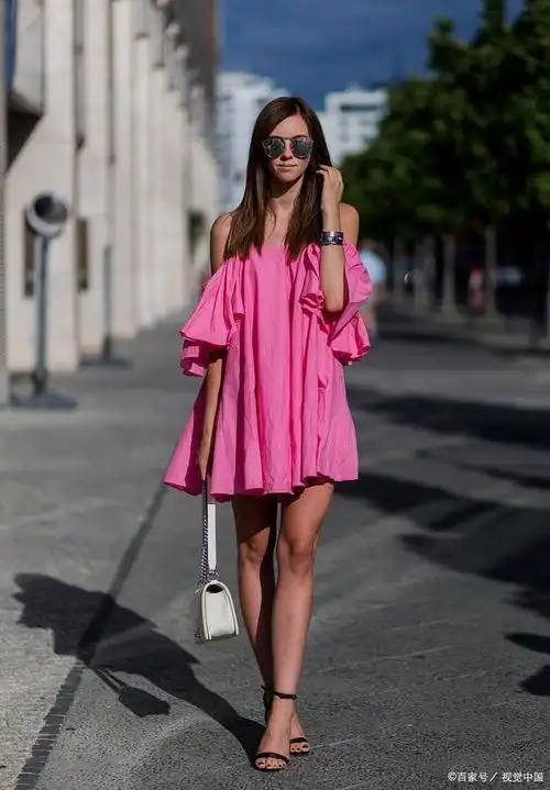 粉色背带式连衣裙穿搭,展现女性优雅自然的气质