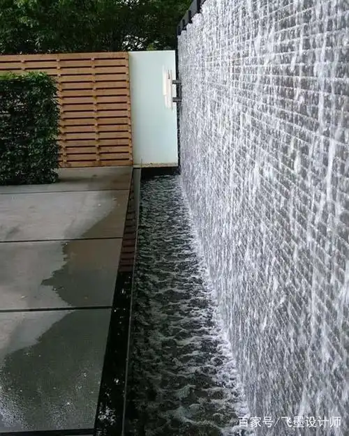 瀑布水墙放客厅,既能充当隔断,也是装饰物,家里来客人倍有面子