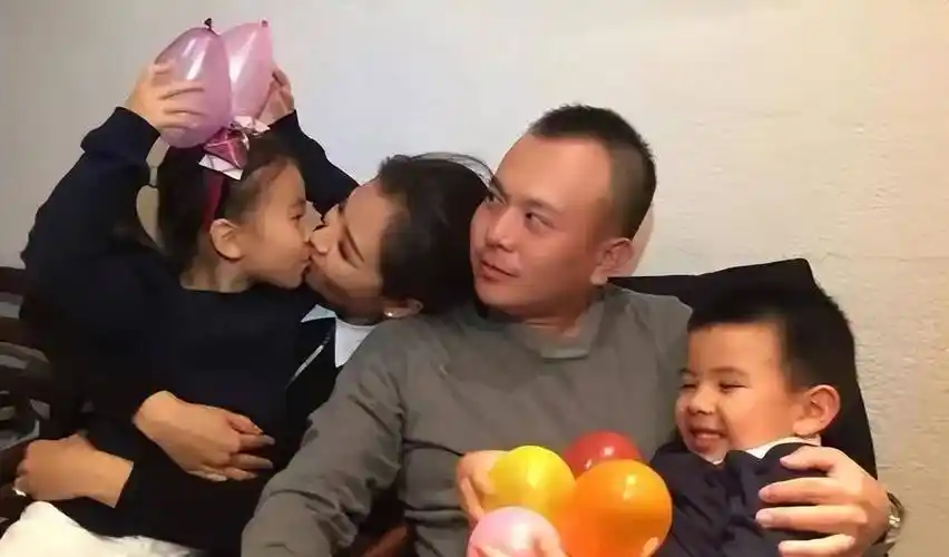 刘涛晒全家福,她44岁嫩的像少女,老公头发稀疏像老头_时尚_上衣