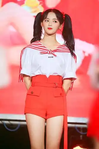 原创20岁杨超越又绑双马尾,穿水手服搭配超短裤秀大长腿,气质好清纯